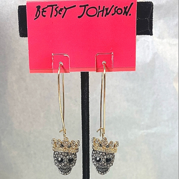 New Vintage! BETSEY JOHNSON Dark Shadows Collection Black Skull Queen Earrings. - Picture 6 of 9